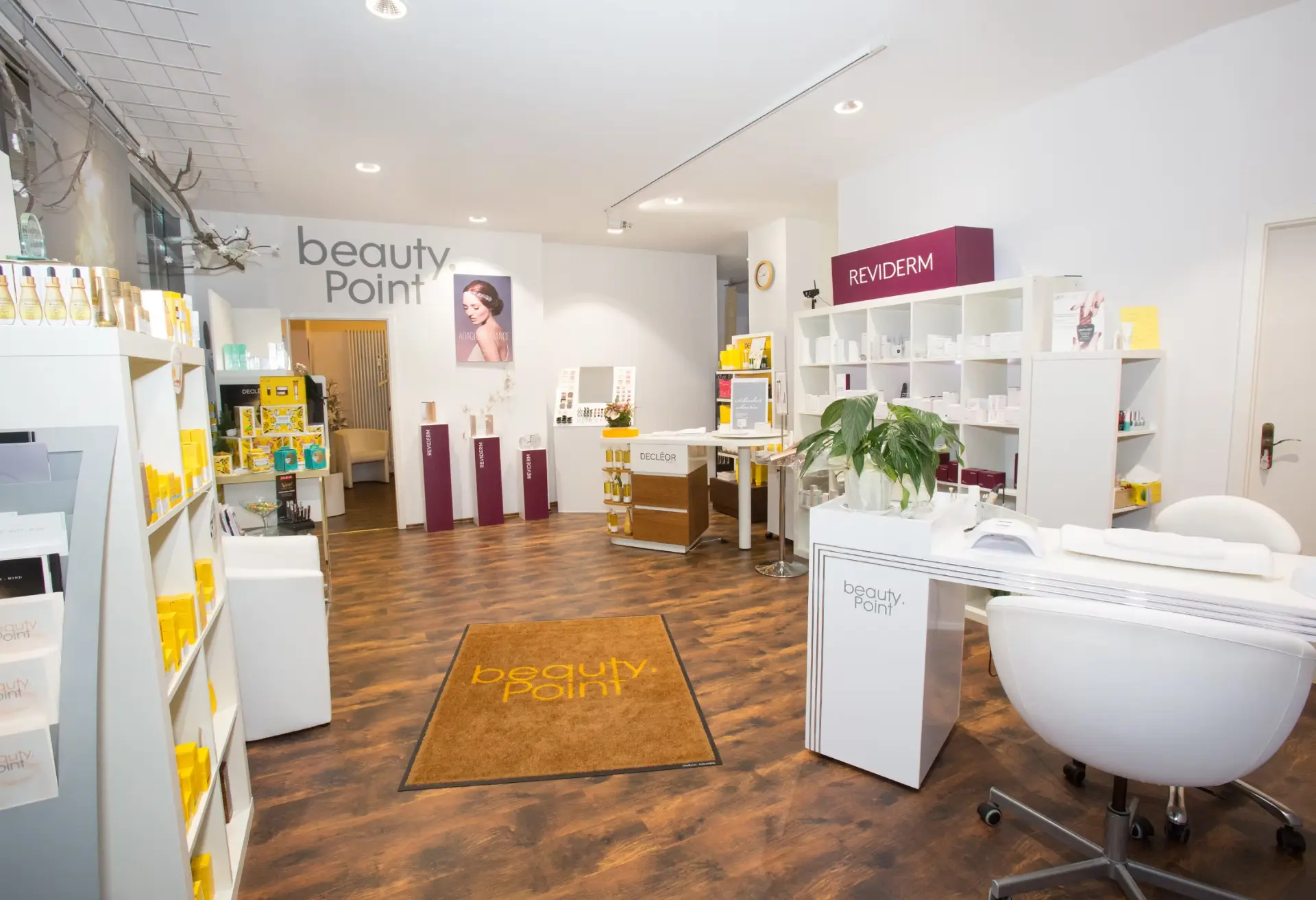 Verkaufsraum des beauty.Point mit Produkten und Kosmetikbereich