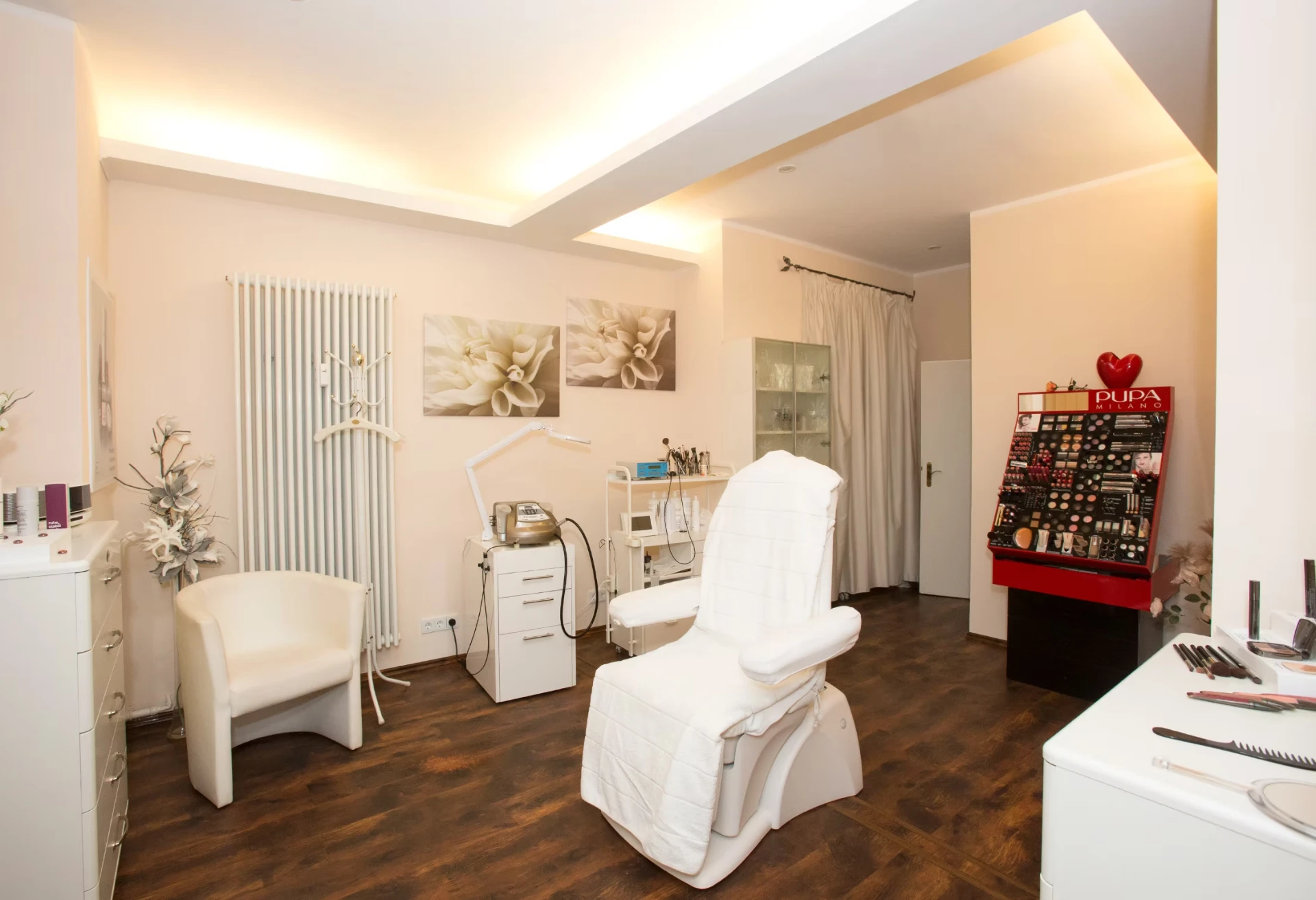 Heller Behandlungsraum des beauty.Point mit Kosmetikliege