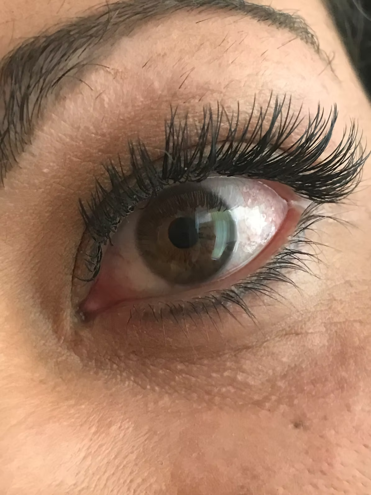 Auge mit Wimpernverlängerung in 1:1-Technik